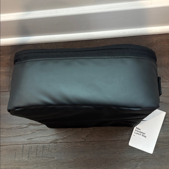 Nike Insulated Lunch bag,coated lining,fabric durable exterior,secure zip top - Picture 6 of 11